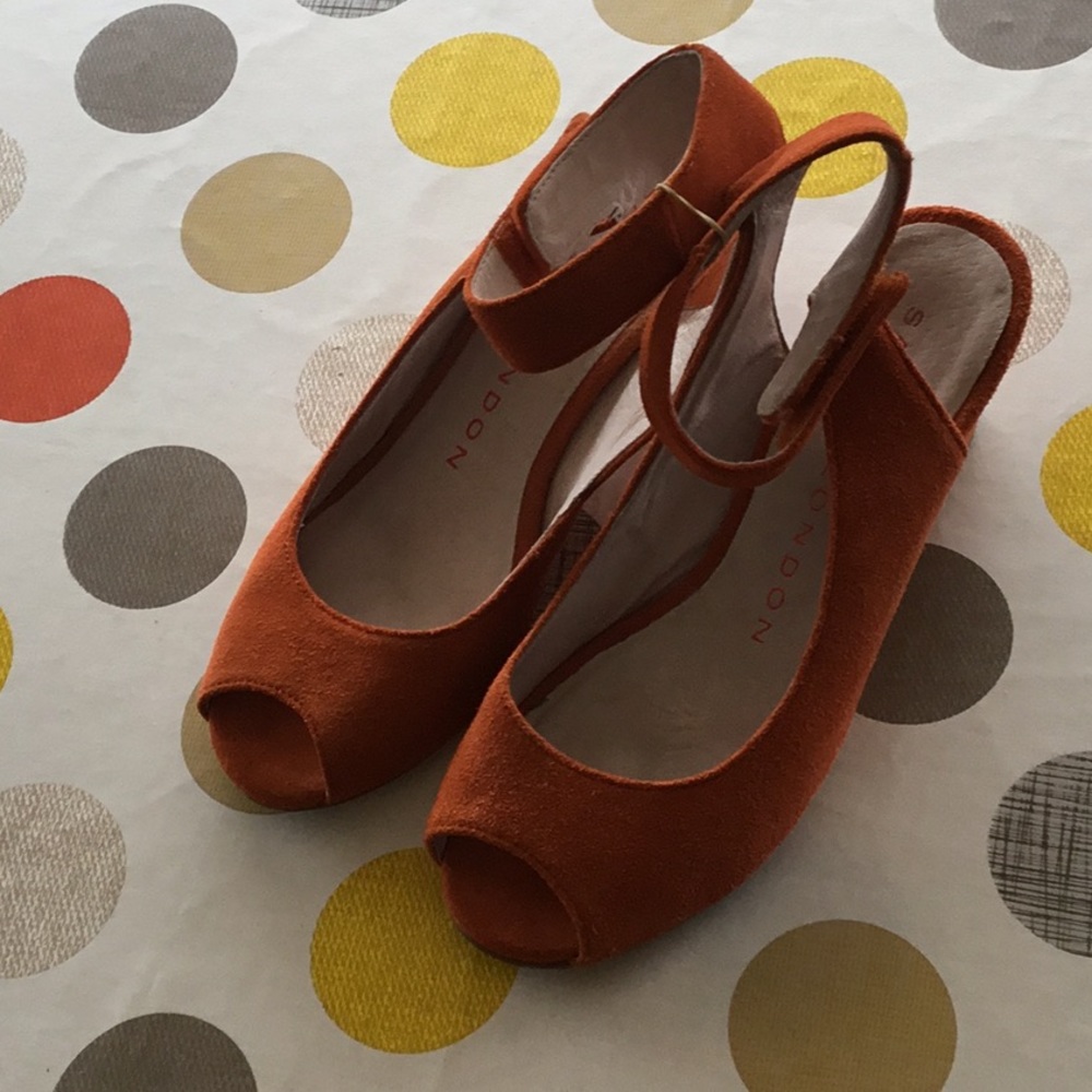 Sasha London, tangerine, wedge shoes.